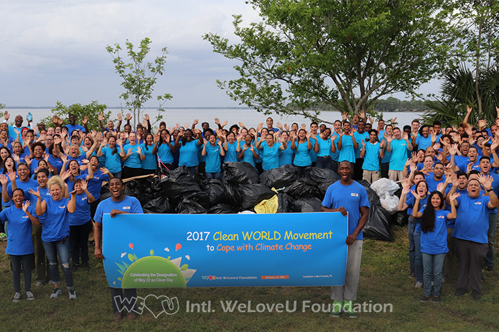 WeLoveU volunteers join Clean World Day in Florida.