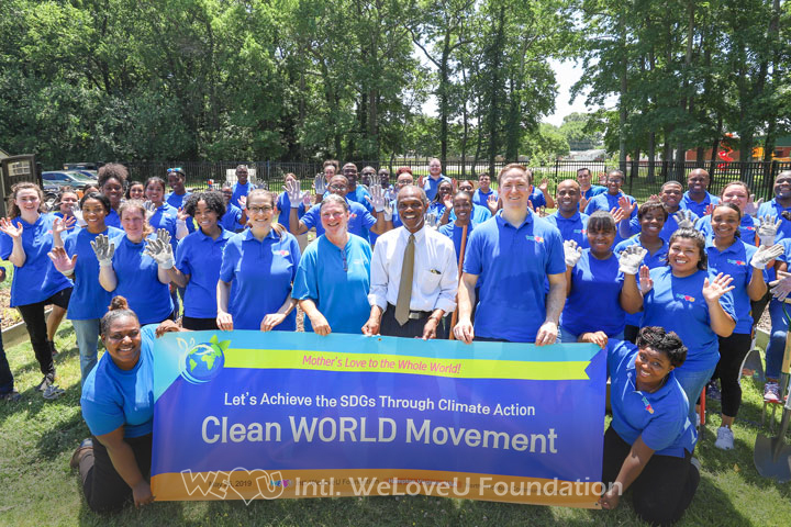 Mayor Donnie Tuck from Hampton takes a group photo with WeLoveU volunteers