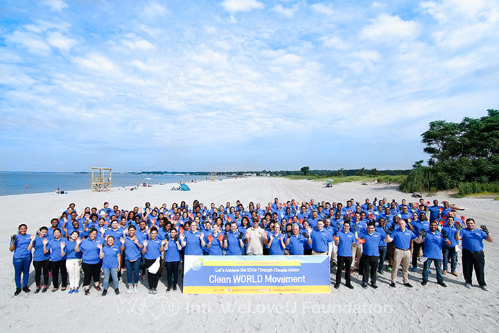 Group-shot-with-WeLoveU-volutneers-and-Hammonasset-State-Beach-Park-Supervisor