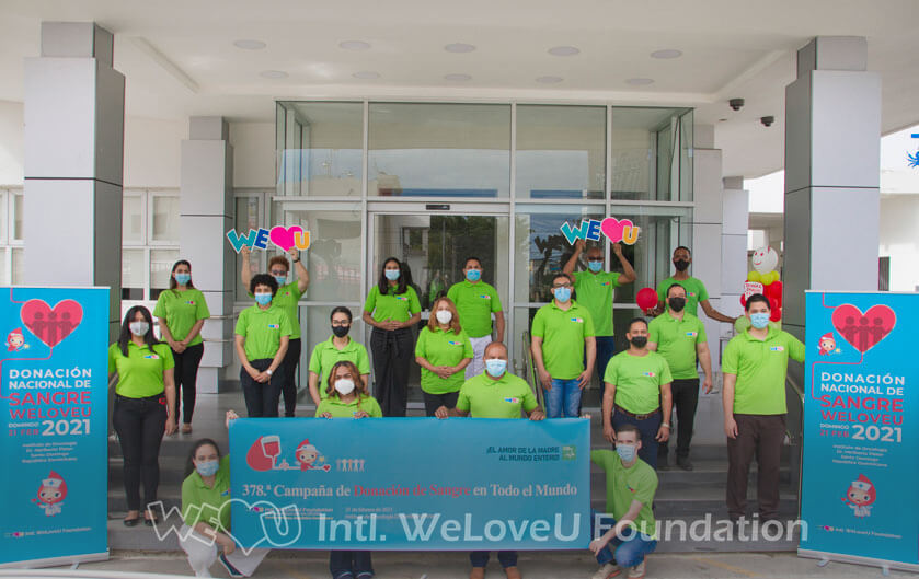 Volunteers take a group photo together