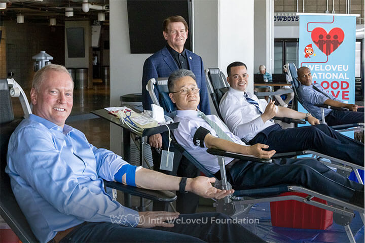 Jerry Jones Jr. donates blood with the President of the WeLoveU Foundation East Coast Region