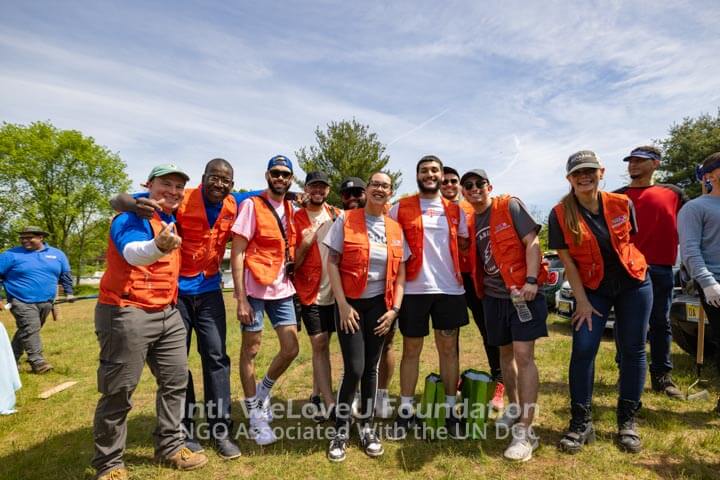 Amazon employees volunteering with WeLoveU