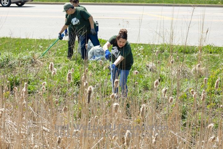 Antunes employees looking for trash
