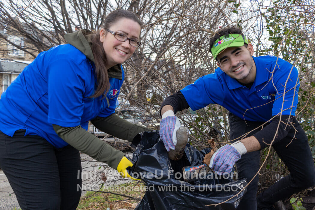 Loading trash bag with litter